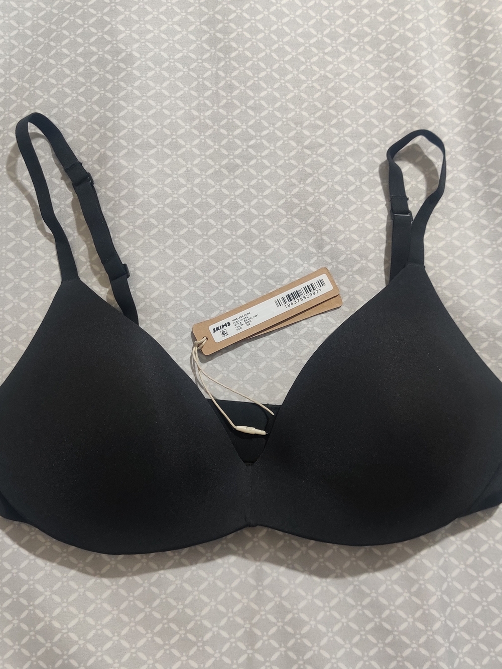SKIMS Wonens Black Onyx Wireless Form Push Up Bra size 32B